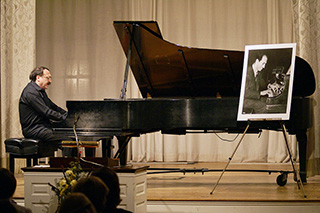 Piano Studio Gallery:  Russian jazz virtuoso pianist from Moscow, DANIEL KRAMER performs on Gershwin Festival.