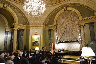  The elegant venue Steinway Hall is a historical and cultural landmark. 